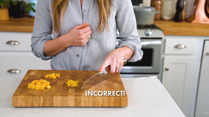 Basic knife skills | How to hold a knife: incorrect